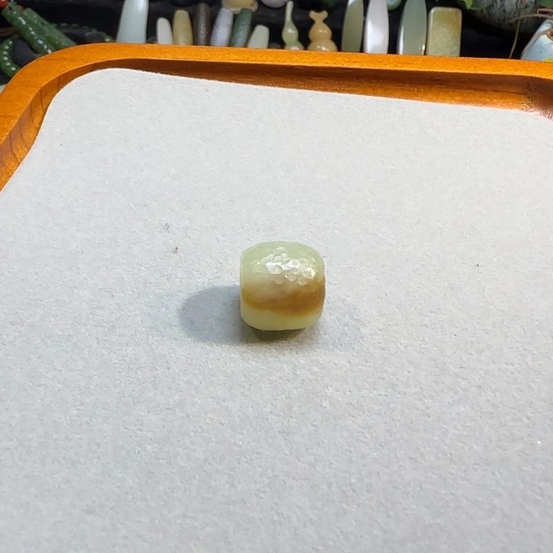 和田玉未镶嵌颈饰一线天糖白路路通