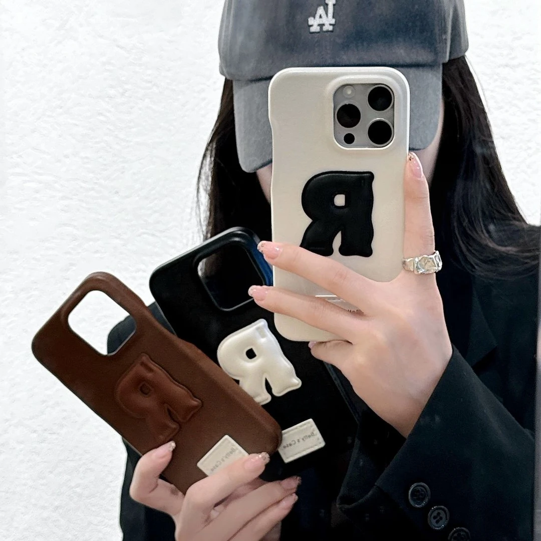 秋冬字母R皮质壳适用于苹果14时尚手机壳苹果15pro手机壳新款17系