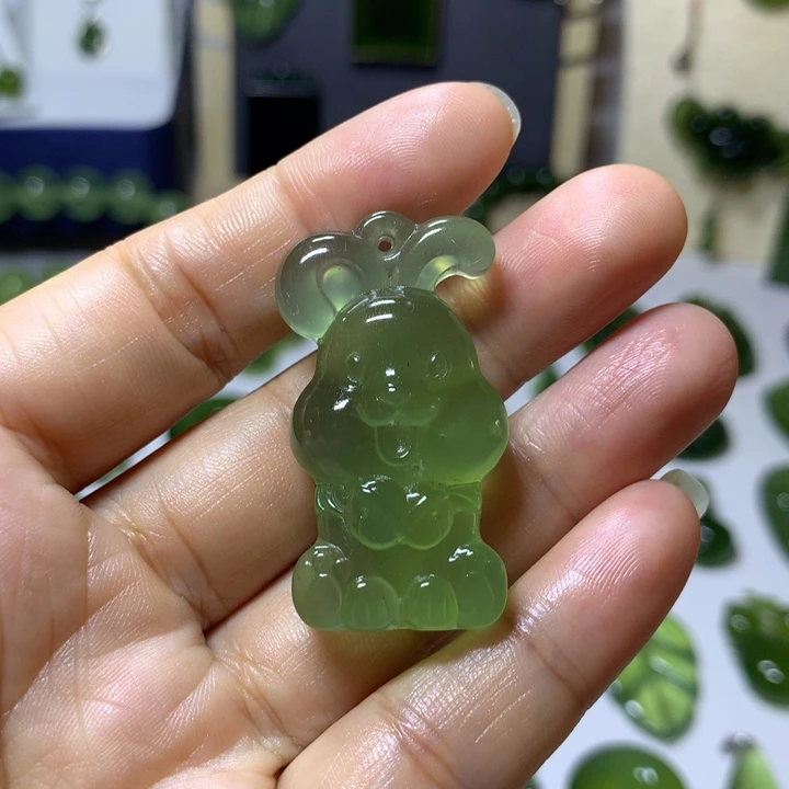 岫玉未镶嵌颈饰吊坠