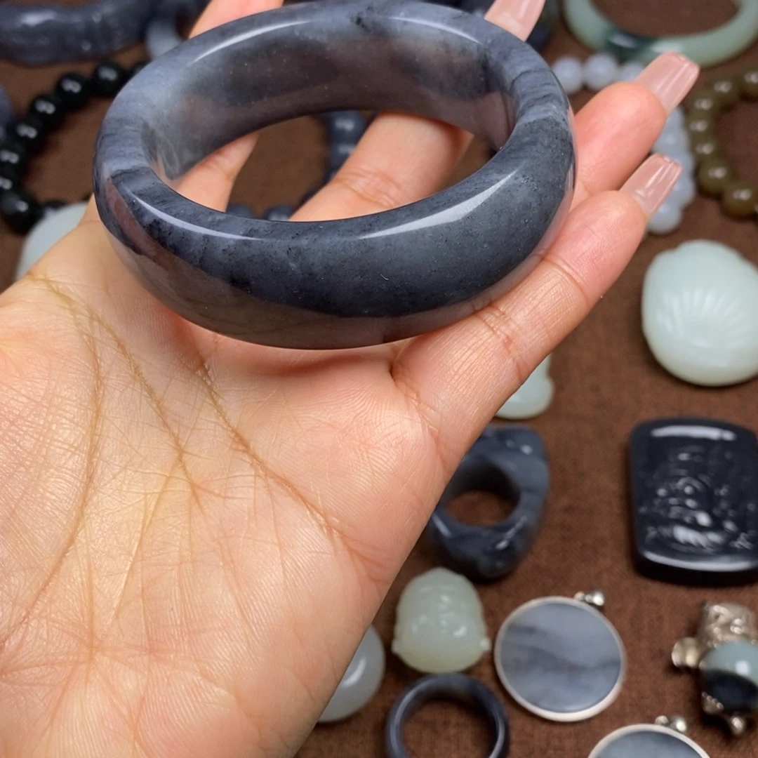 早****和田玉未镶嵌颈饰