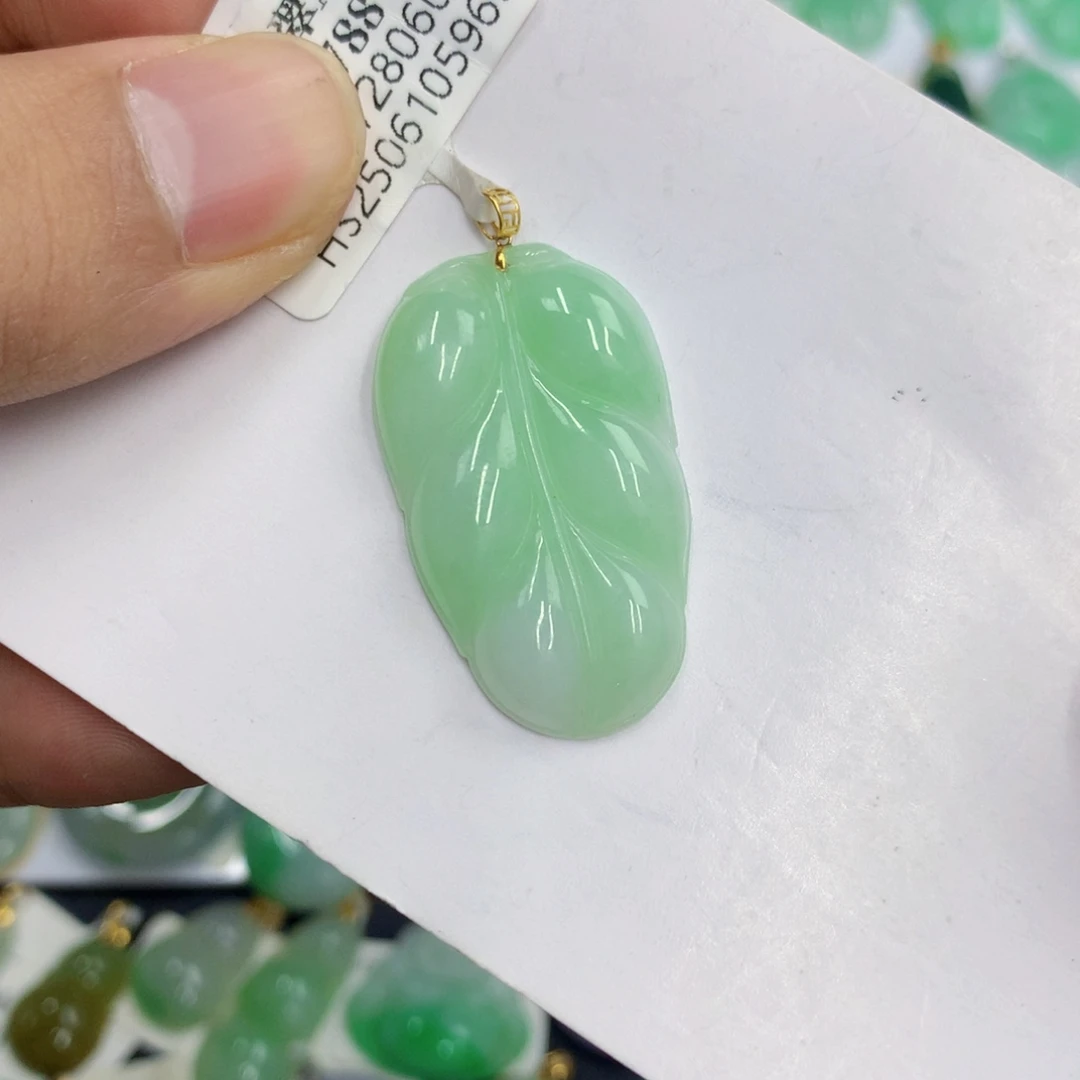 翡翠18K金镶嵌颈饰翡翠