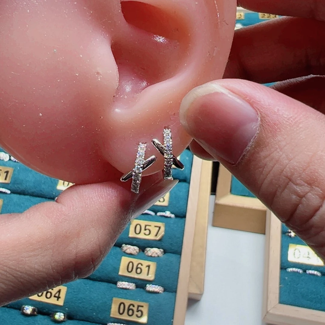 钻石耳饰18K金镶嵌交叉耳扣10mmK白