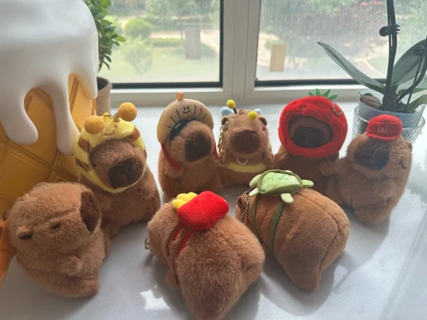 抽拉可动吱吱叫蜜蜂卡皮巴拉毛绒公仔钥匙扣书包挂饰