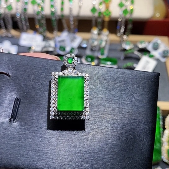 翡翠未镶嵌颈饰吊坠