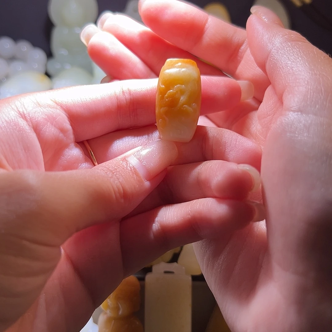 曾***相和田玉未镶嵌颈饰