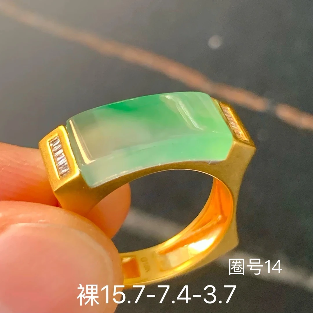 冰绿马鞍天然翡翠戒指 镶嵌精致 女生配饰