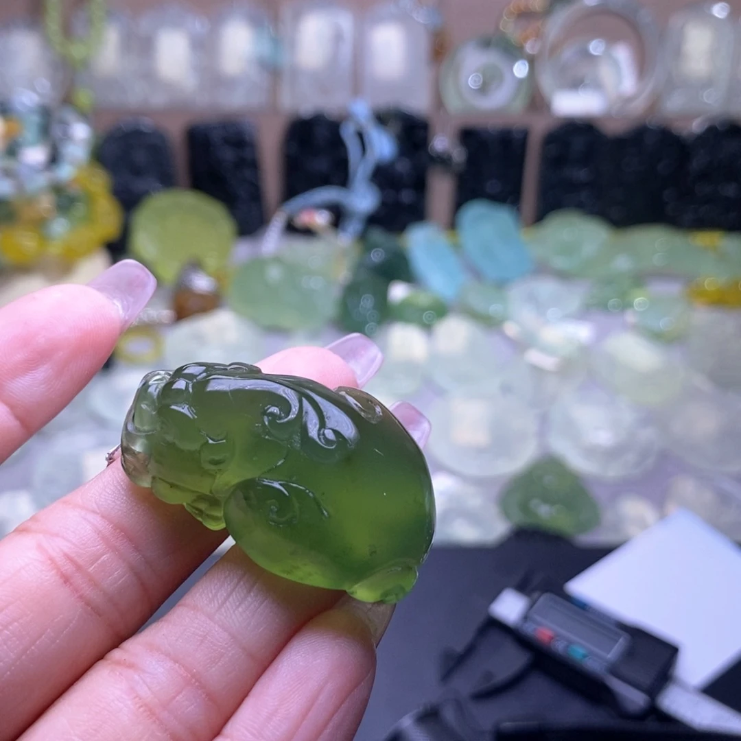 剑***雨未镶嵌蛇纹石玉颈饰
