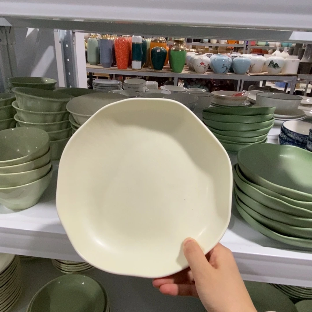 瓷两个八寸花朵盘