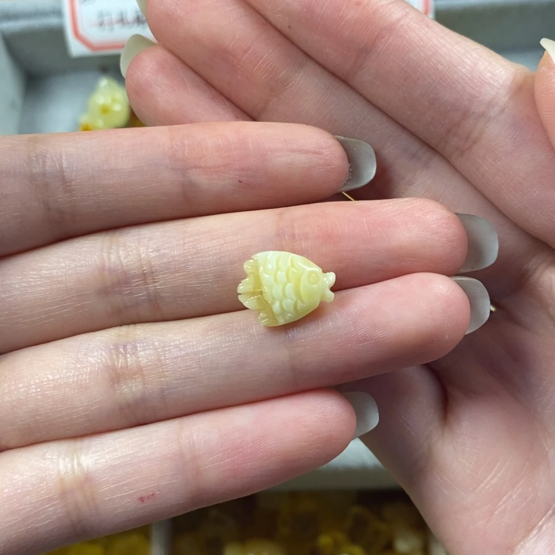 琥珀裸石未镶嵌鱼