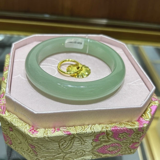 天然东陵玉正圈手镯（拍一发一）