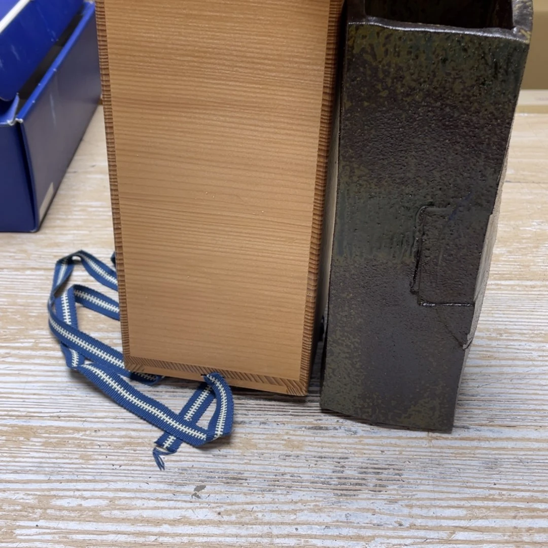 瓷片溺**鱼密密麻麻地排列着一个大