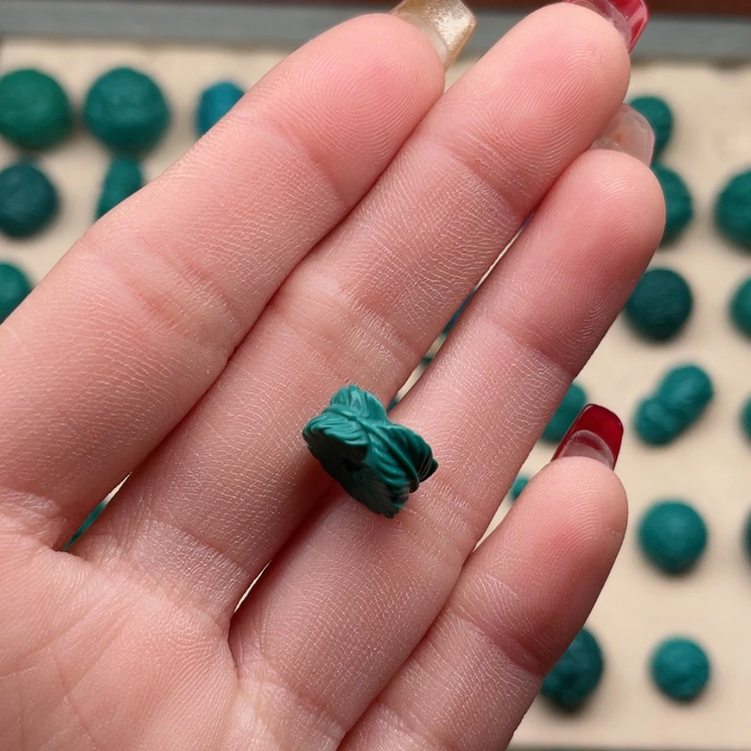 【闪购商品】玻璃颈饰老油绿羽毛扣11左右一个