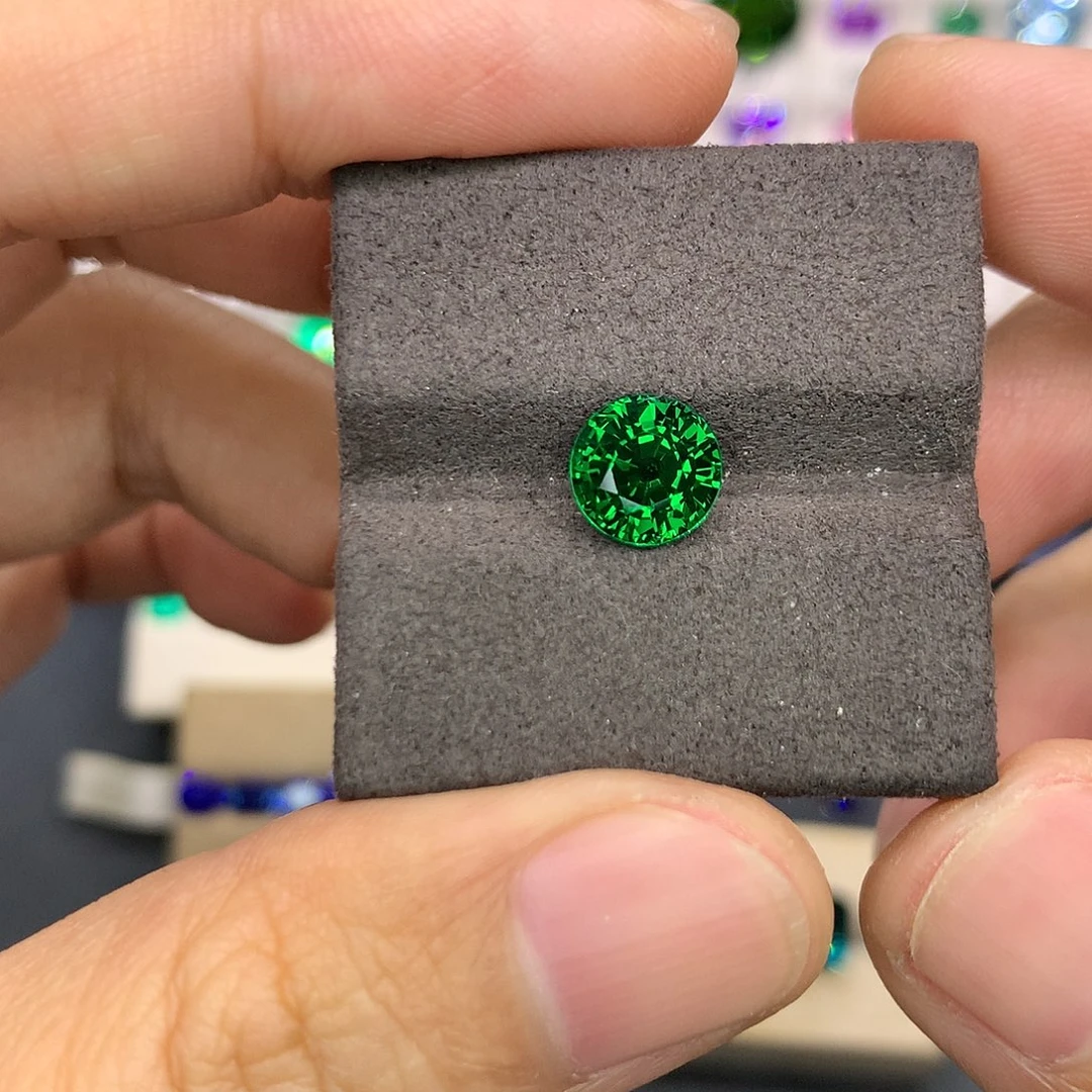 裸石未镶嵌石榴石（沙弗莱）2.07克拉吉尔德大证全净卡扎尼绿