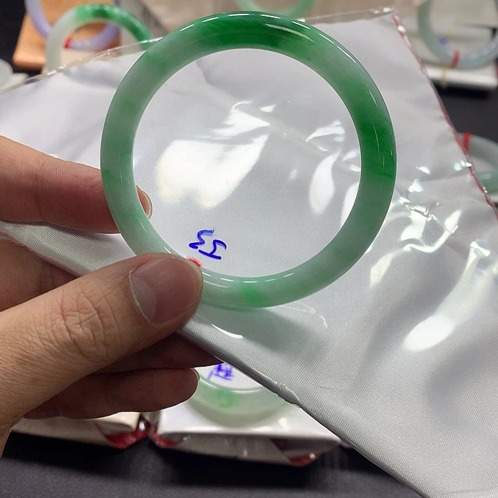 翡翠手镯未镶嵌翡翠