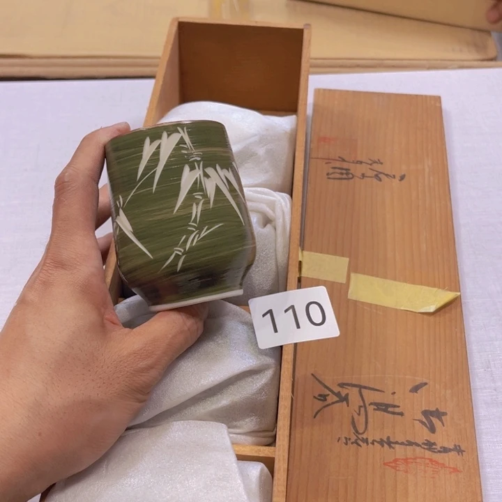 茶盏我们都在努力着改变自己和