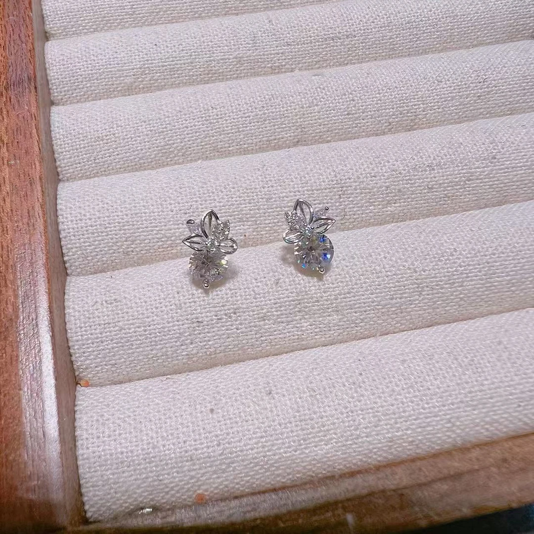 925银耳饰 旺莱 609 花瓣锆石时尚气质小巧耳钉 D76057608