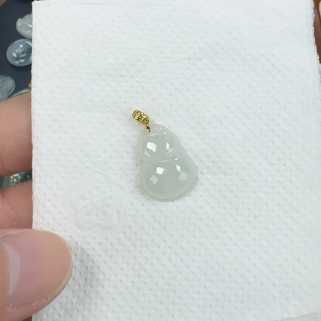 翡翠18K金镶嵌颈饰葫芦