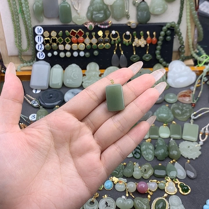 和田玉18K金镶嵌吊坠(赠链)