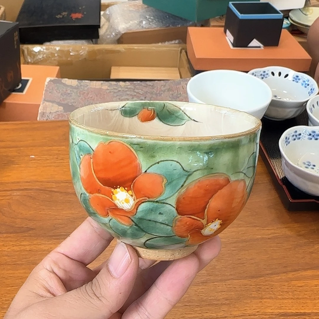 盖碗在家门口吃着一块蛋糕