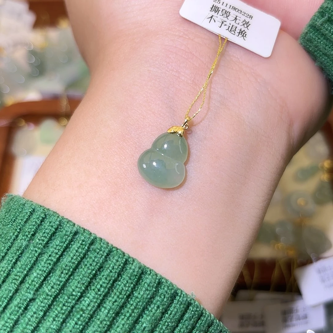 唐***吖翡翠18K金镶嵌颈饰葫芦