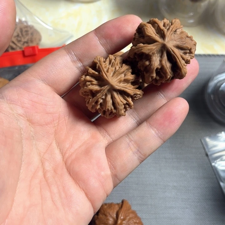 ￴***️文玩核桃把件三愣