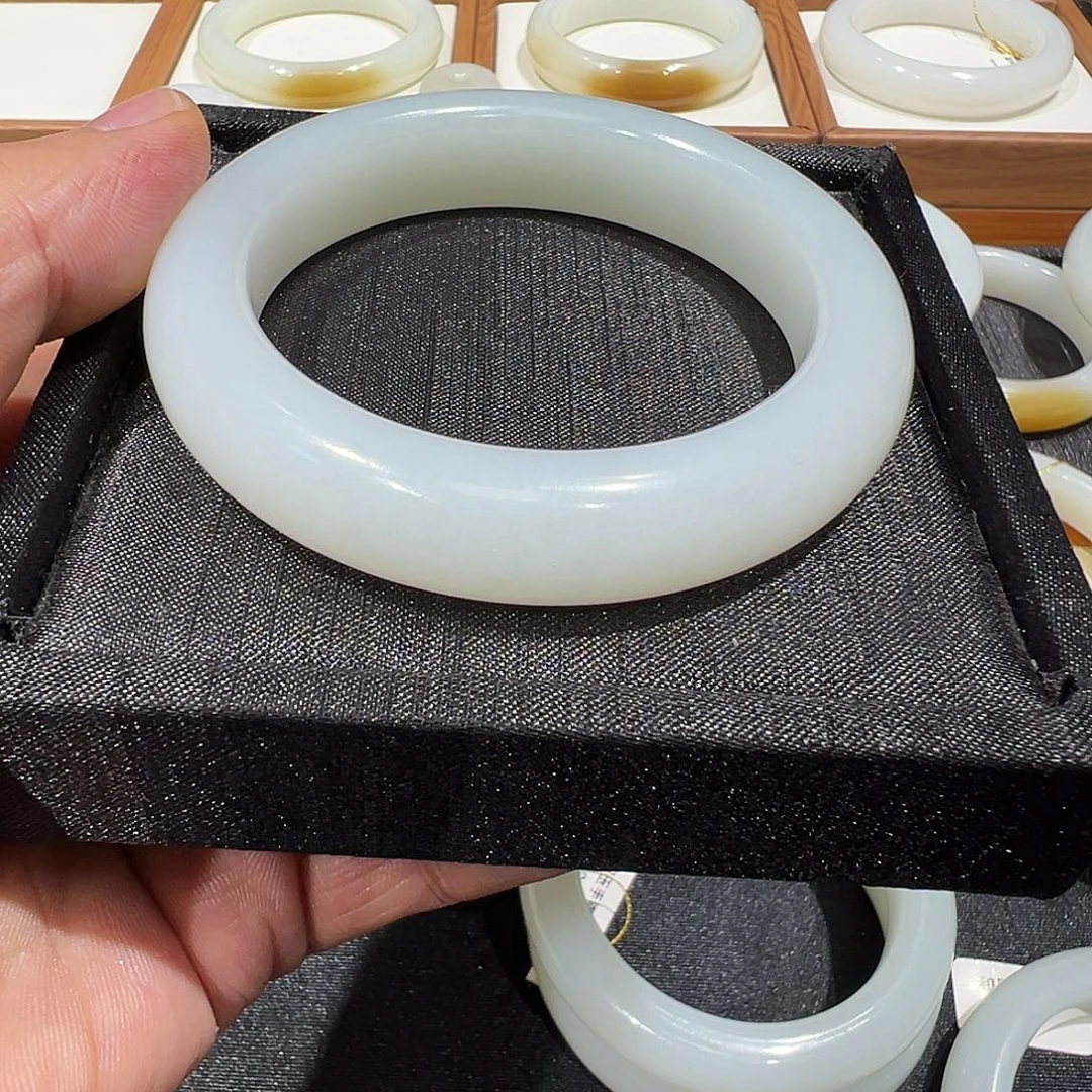 *****和田玉未镶嵌手镯