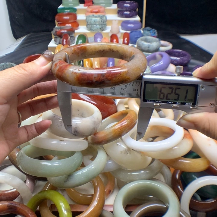 未镶嵌手镯石英质玉