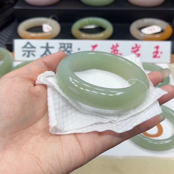 未镶嵌手镯石英质玉美***。