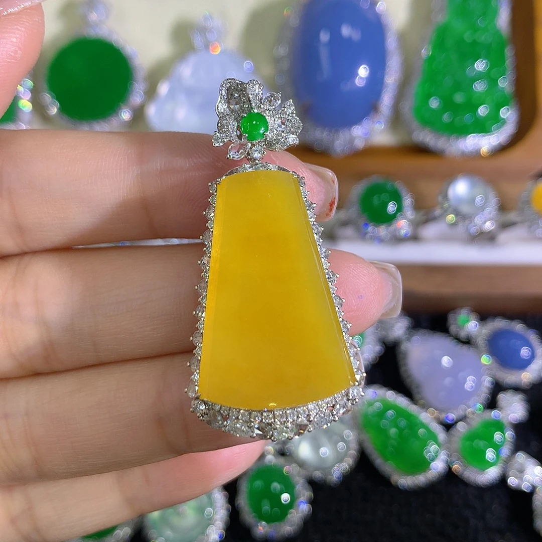 翡翠18K金镶嵌颈饰无事牌