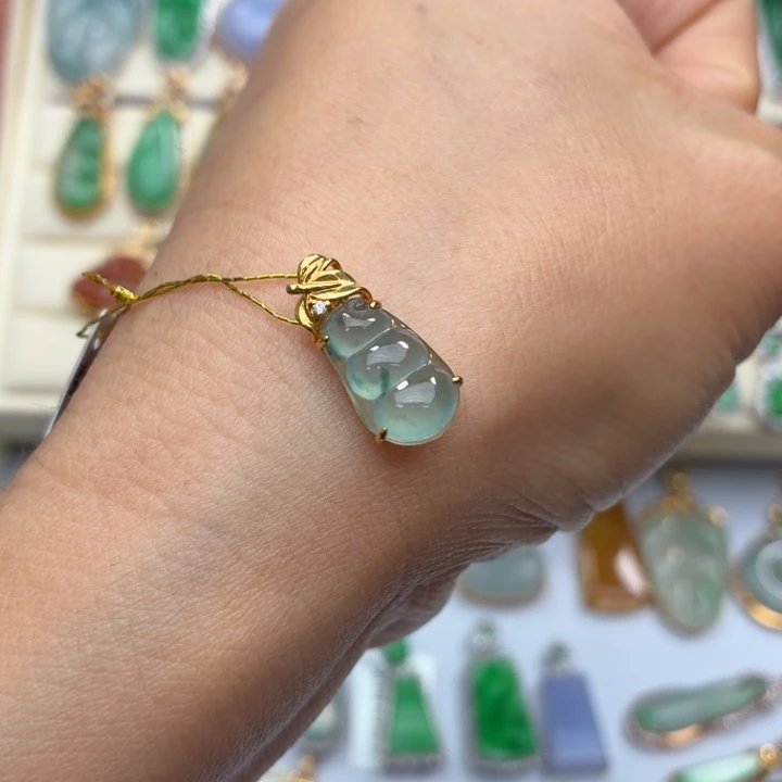 翡翠18K金镶嵌颈饰