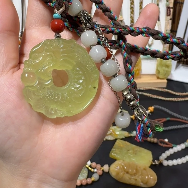 蛇纹石玉未镶嵌颈饰