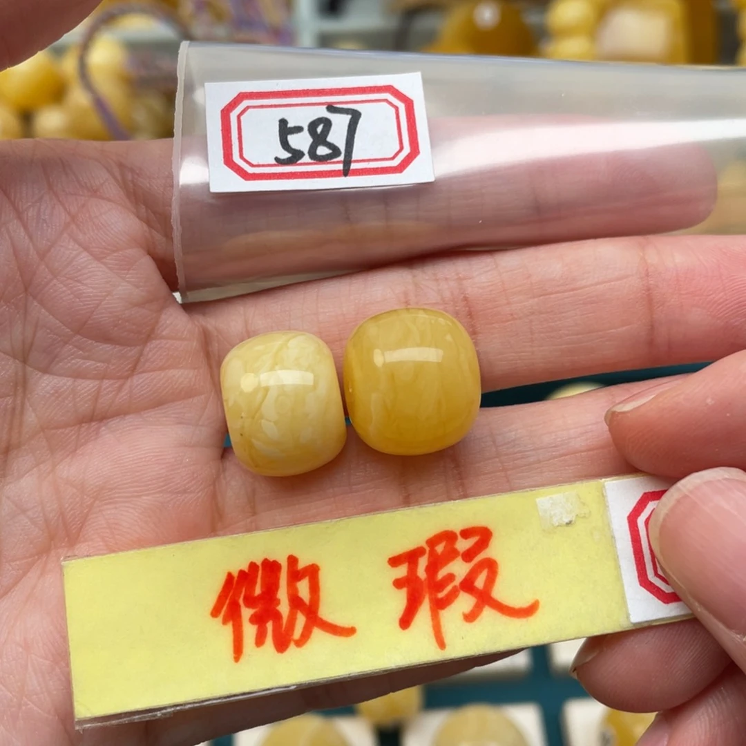 蜜蜡裸石未镶嵌熊**森微瑕