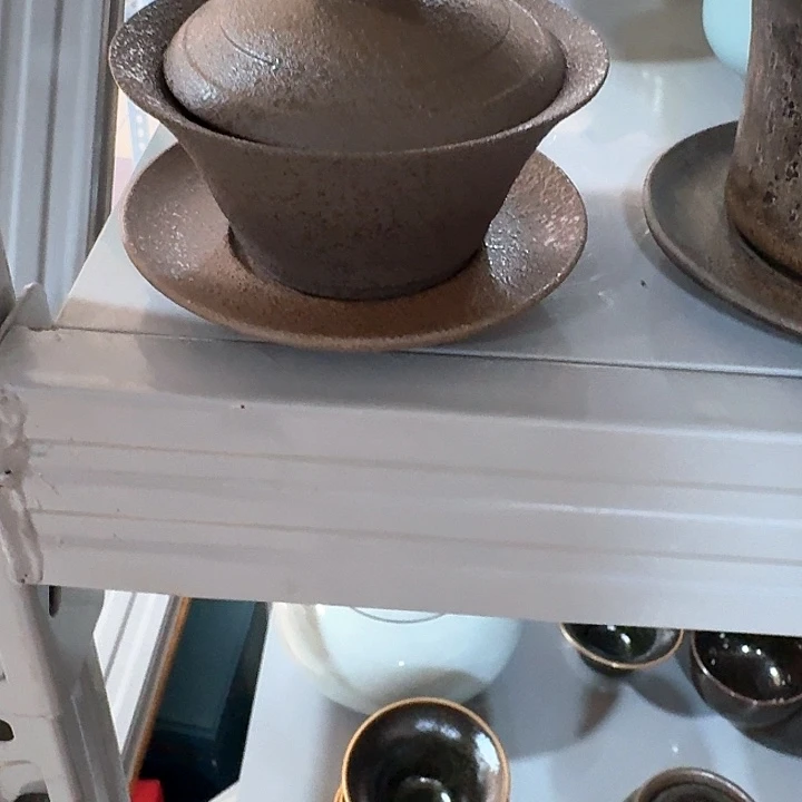 铁胎盖碗一个，瓷。。