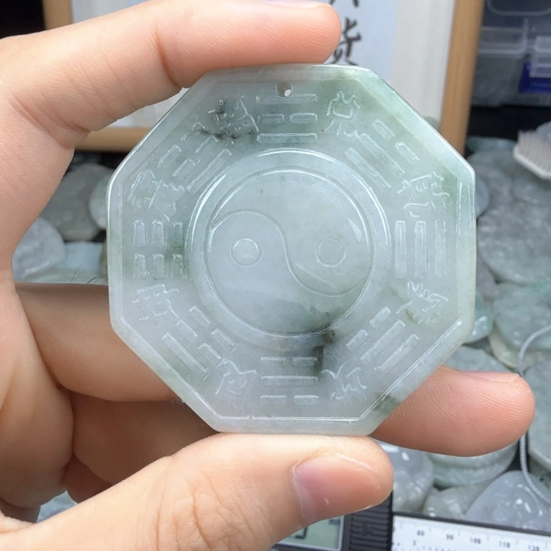 翡翠挂件未镶嵌翡翠
