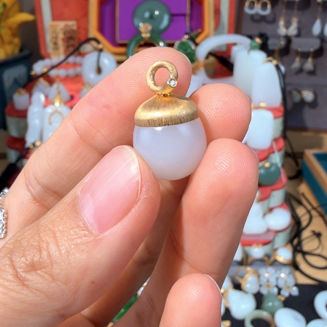 颈饰18K金镶嵌和田玉