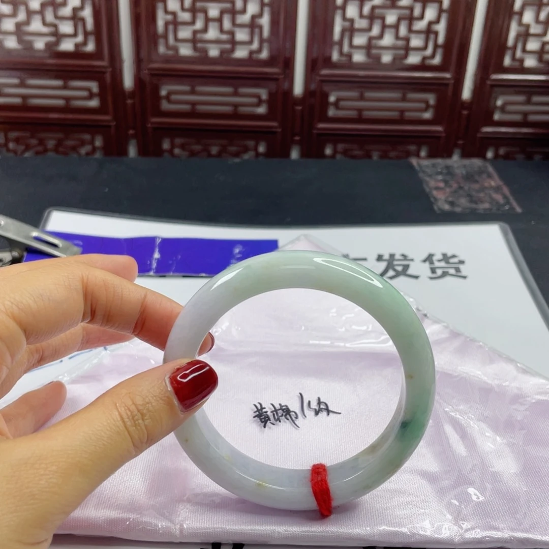 翡翠手镯未镶嵌翡翠