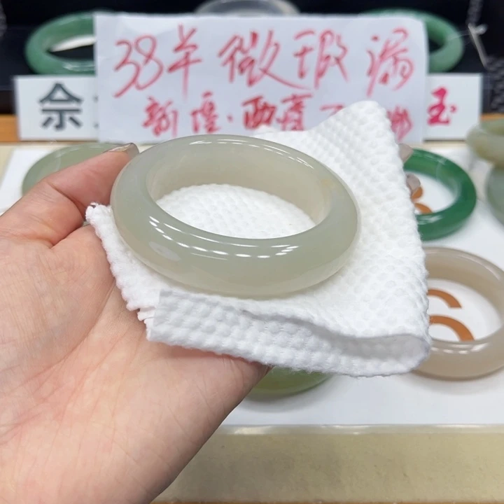 未镶嵌手镯石英质玉一***_