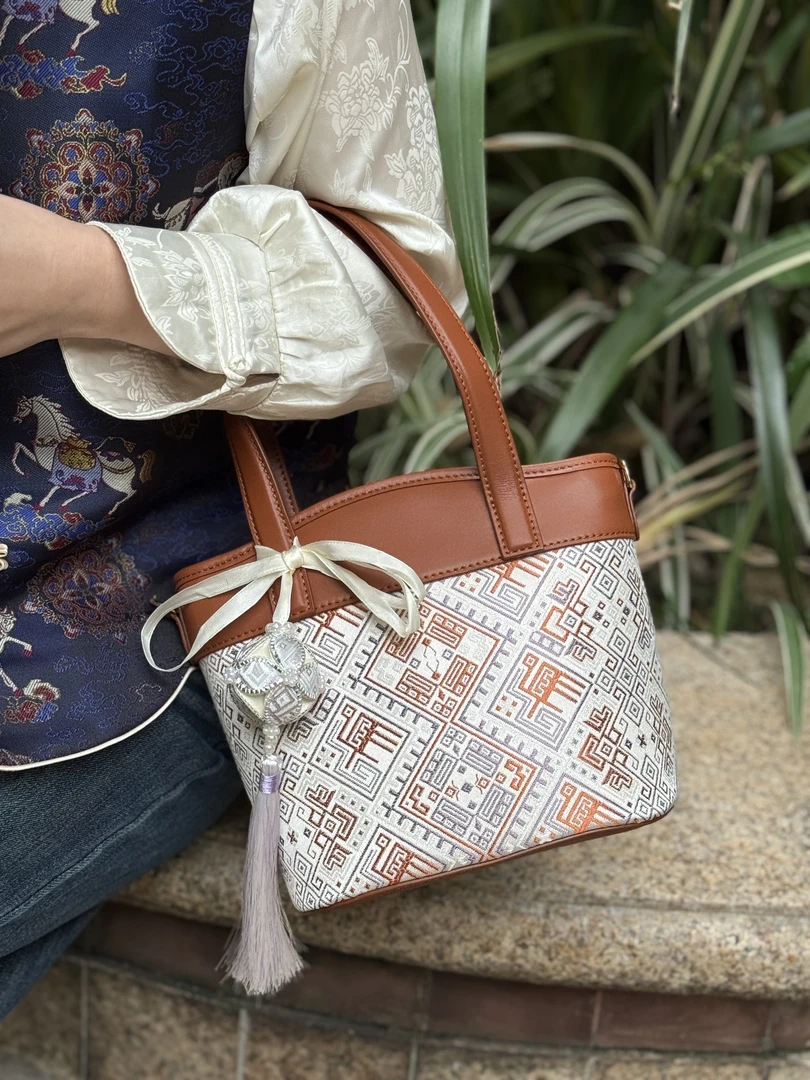 手提水桶包小众轻奢手拎包棕色广西非遗壮锦包包通勤时尚民族风格