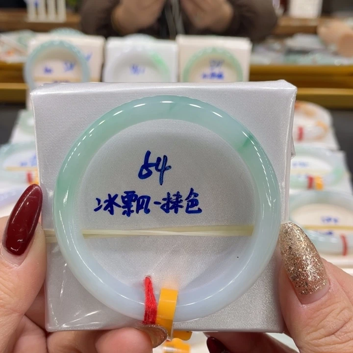翡翠手镯未镶嵌翡翠
