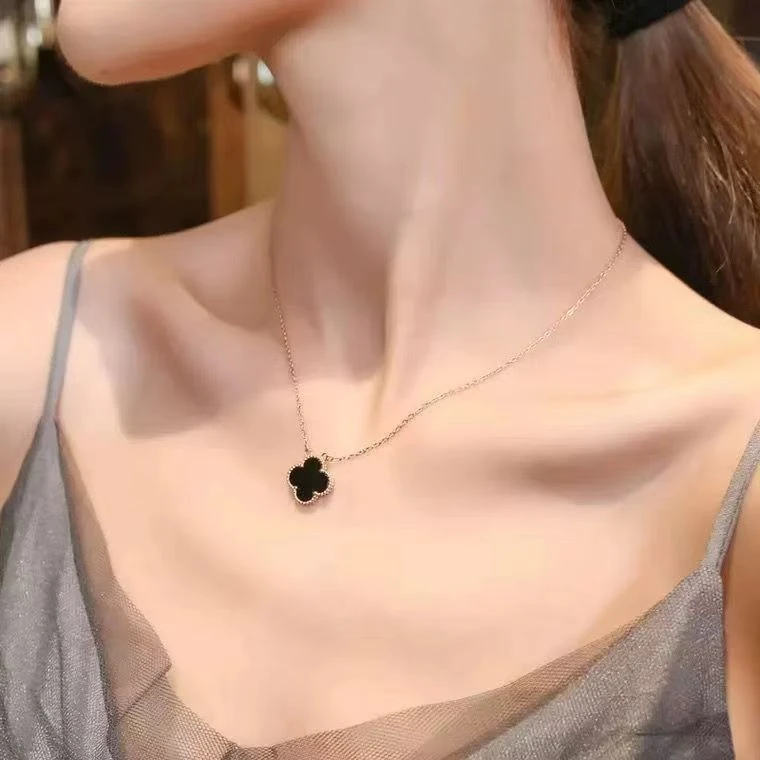 钛钢锆石项链 钛钢高品质轻奢幸运草百搭白锆石与黑色双面项链