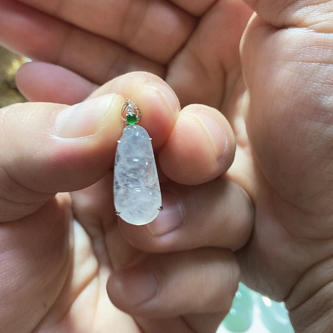翡翠18K金镶嵌颈饰木那雪花棉18k福豆