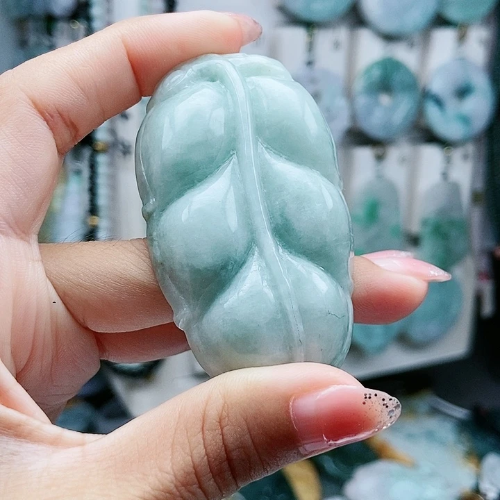 颈饰足铂镶嵌翡翠翡翠