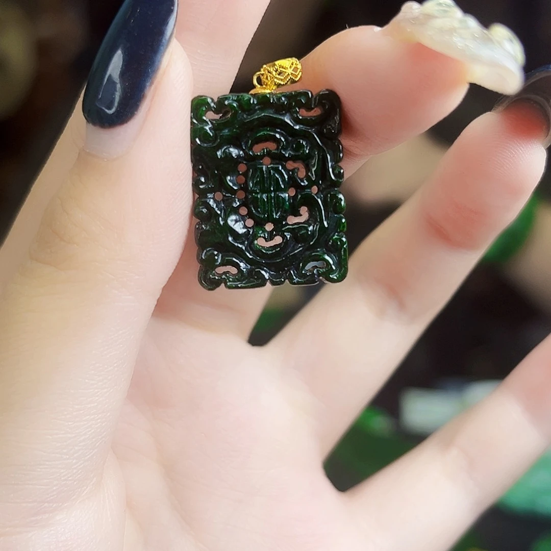 颈饰18K金镶嵌翡翠多样性