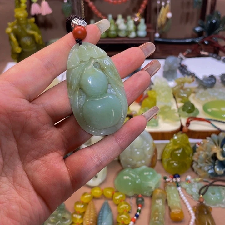 蛇纹石玉颈饰未镶嵌