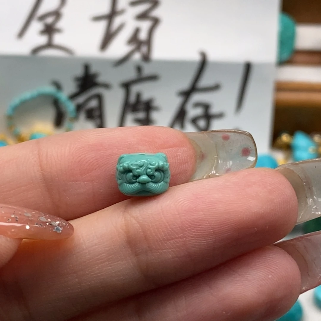 哈***乐未镶嵌绿松石颈饰