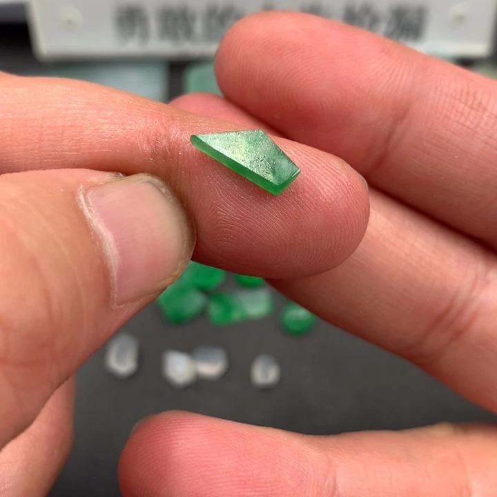 定制翡翠未镶嵌材料定制