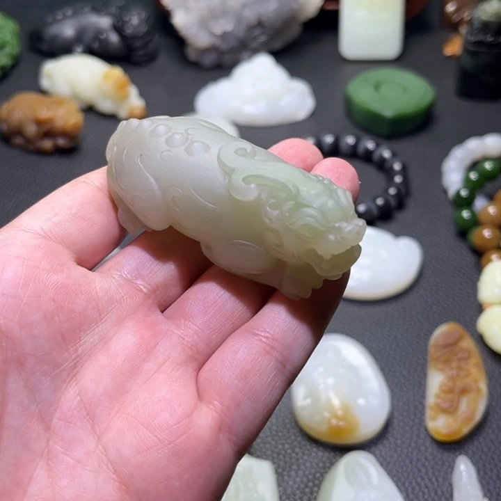 人***见和田玉未镶嵌颈饰