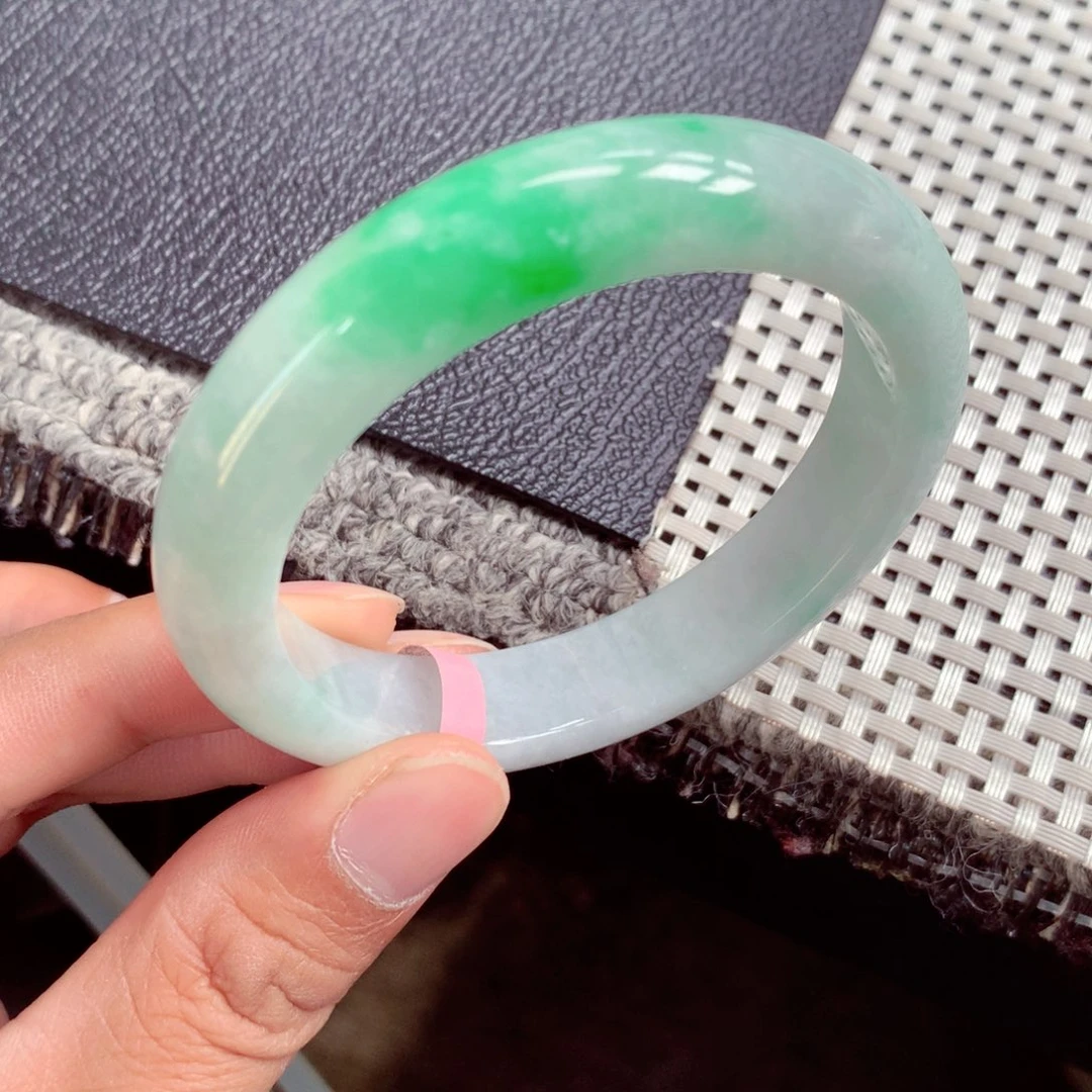 翡翠手镯未镶嵌缅甸