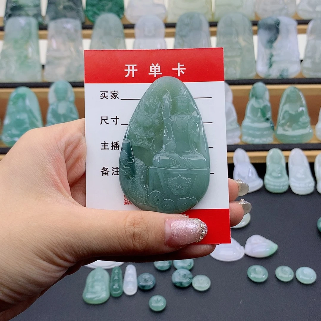 翡翠未镶嵌颈饰虚空藏