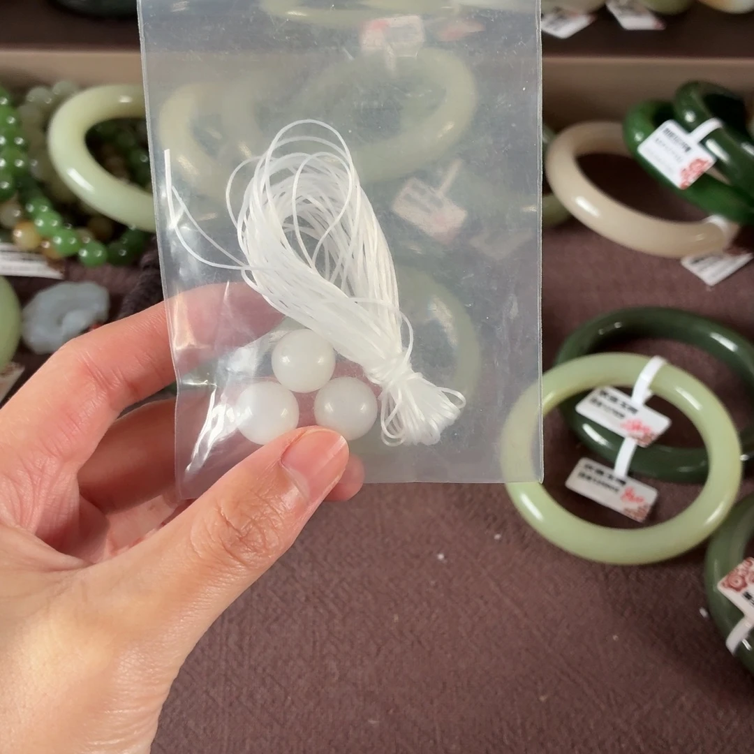 不***財和田玉未镶嵌手镯